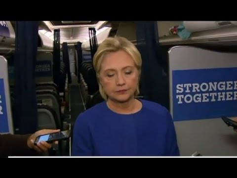 Hillary aparece zombie en una rueda de prensa tras explosión en Nueva York