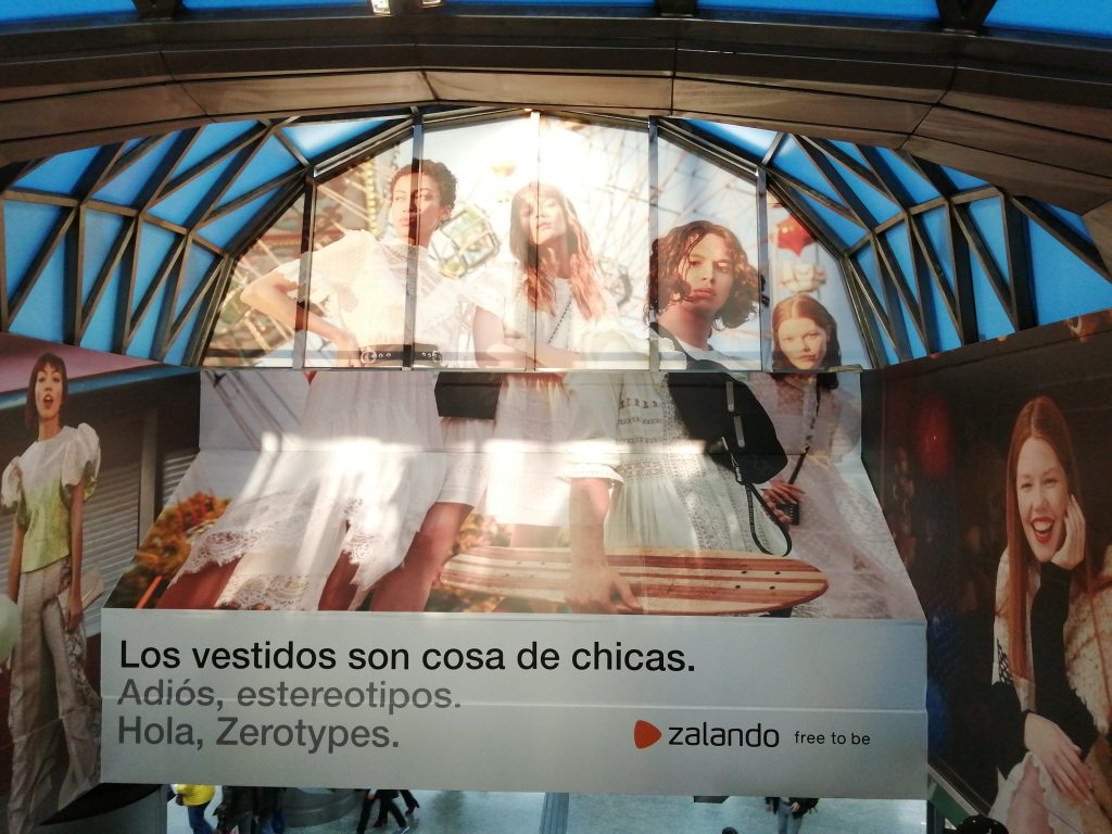 La empresa de ropa Zalando llena Madrid de vallas publicitarias con un joven travestido